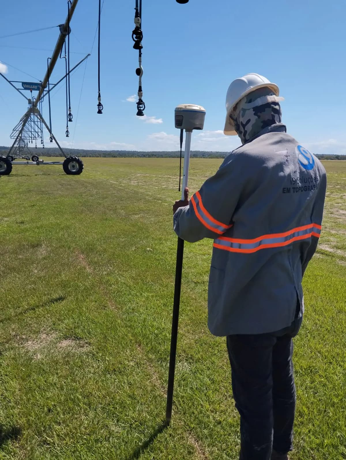 Topógrafo da i9 Topografia em campo com equipamento